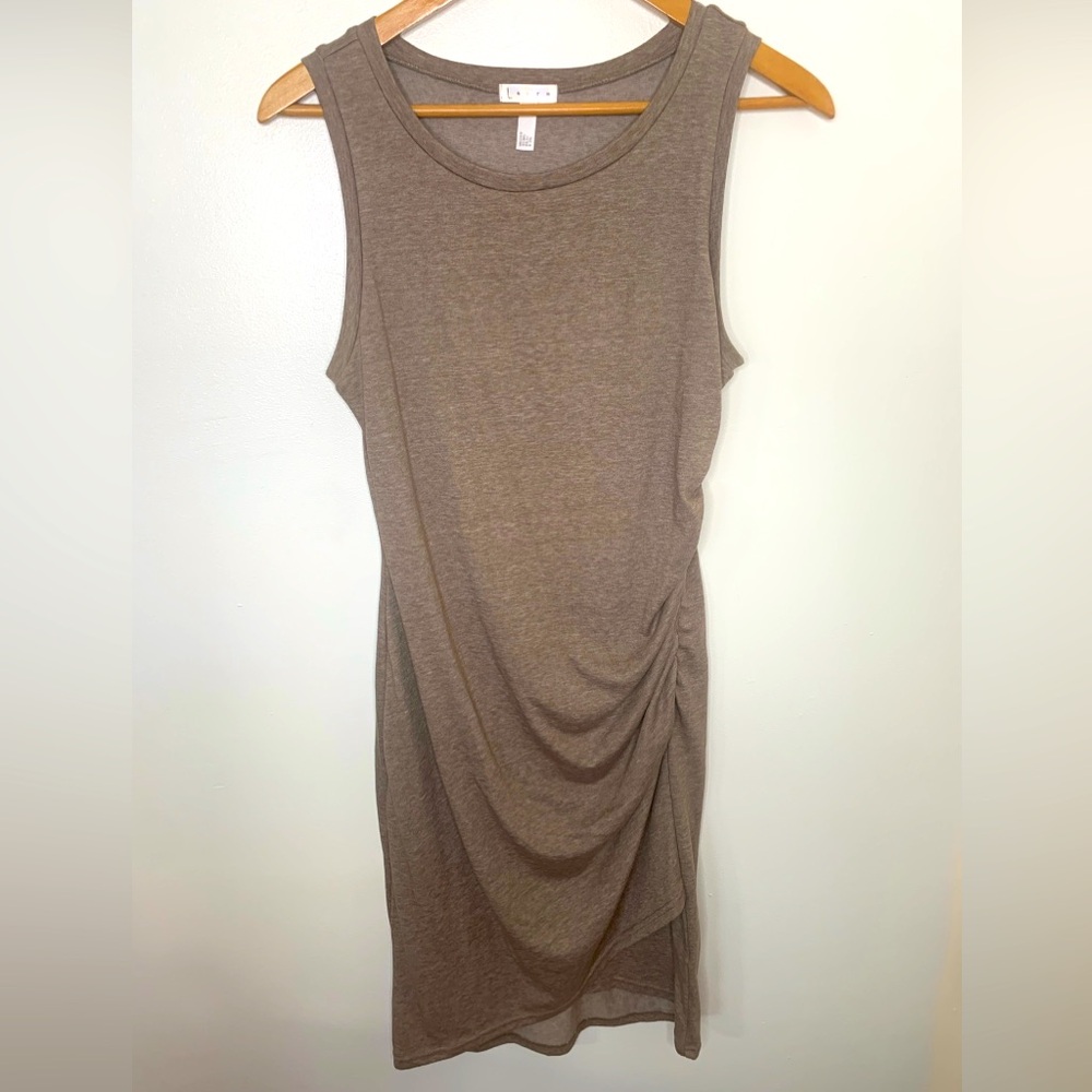 Leith THE LEITH RUCHED TANK DRESS Sleeveless Knee Length Size Medium Brown